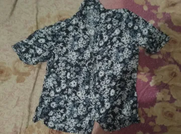 Camisa preto e branca estampada flor
